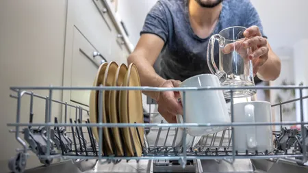 Greșeala majoră pe care o face toată lumea. Cum se pun corect farfuriile în mașina de spălat vase?