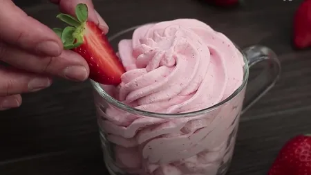 Cum să faci spumă de căpşuni folosind doar trei ingrediente. E delicioasă şi se prepară foarte rapid
