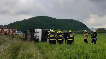 Autobuz școlar cu 23 de copii, răsturnat în șanț, în Polonia. Sunt mai multe victime