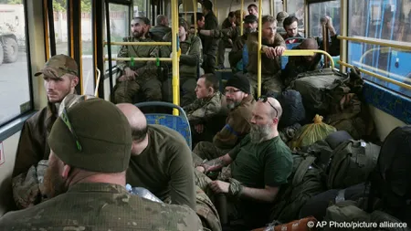 Aproape 1.000 de luptători de la Azovstal s-au predat ruşilor. Ce se întâmplă cu combatanţii batalionului Azov