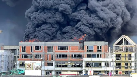 Incendiu puternic în Pipera, Voluntari. Arde un bloc aflat în construcţie