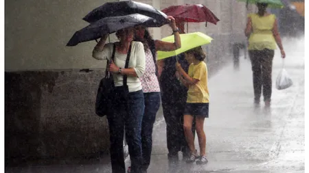 AVERTIZARE METEO. Cod galben de ploi şi vijelii în jumătatea de nord a ţării. Harta zonelor vizate