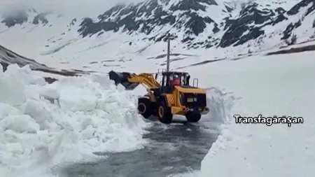 Drumuri înzăpezite în România la început de mai. Munţi de zăpadă pe Transalpina şi Transfăgărăşan