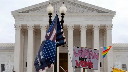 Curtea Supremă a dat undă verde interzicerii avorturilor în SUA. America e în stare de şoc, ţara a fost aruncată cu 50 de ani în urmă