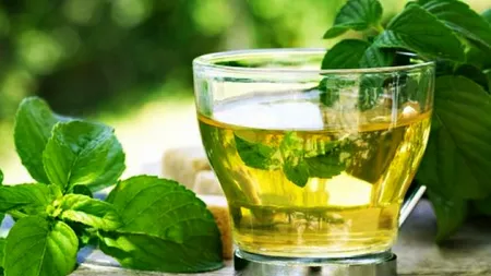 Ceaiul fierbinte face minuni pe caniculă. Topul băuturilor care chiar te răcoresc vara