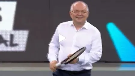 Emil Boc s-a dat iar în spectacol. L-a imitat pe Rafael Nadal, la meciul de retragere al lui Horia Tecău (VIDEO)