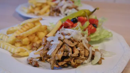 Vești proaste pentru români! Cât a ajuns să coste un simplu gyros, în Grecia