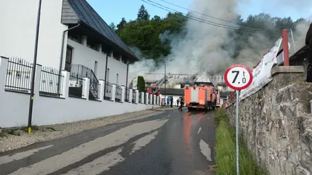 Incendiu puternic la un motel din Bicaz. Pompierii intervin de urgenţă