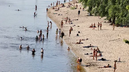 Plajă, în ciuda războiului. Imagini ireale din Kiev, oamenii se relaxează la soare şi se distrează, fără teamă de bombardamente FOTO