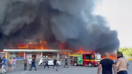 VIDEO şocant Momentul în care rușii bombardează un mall, surprins de camerele dintr-un parc. Oameni disperați sar în lac