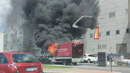 Momente de panică în Capitală. O maşină a luat foc în faţa unui mall