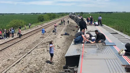 Tren deraiat după coliziunea cu o basculantă. Sunt morţi şi răniţi, iar circulaţia este blocată total FOTO şi VIDEO