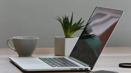 Cum să-ți cureți laptopul în câțiva pași simpli. Trucurile simple și eficiente pe care ar trebui să le știe toată lumea