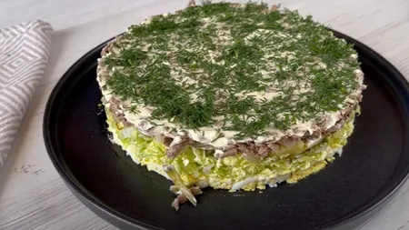 Salata care face furori pe Internet. Se face în doar câteva minute şi nu te poţi opri din mâncat