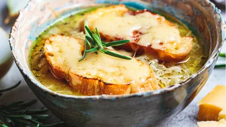 Supă de ceapă cu brânză gratinată. Cum se prepară reţeta franţuzească
