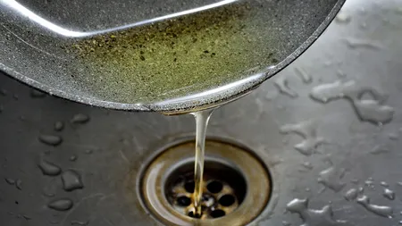 De ce este bine să torni ulei în chiuvetă atunci când pleci de acasă o perioadă mai îndelungată. Trucul genial pe care toţi ar trebui să-l cunoaştem