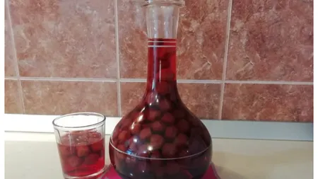 Cum se face vişinata, băutura preferată a româncelor. Reţeta pas cu pas