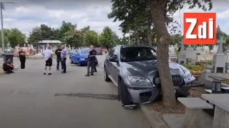 Accident cu BMW în cimitir. Două cavouri au fost dărâmate - VIDEO