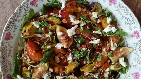 Salată de vară cu piersici, avocado la grătar şi brânză proaspătă de capră