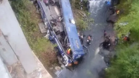 Tragedie de proporţii, cel puţin 33 de pasageri au murit după ce un autobuz s-a prăbuşit în râu FOTO