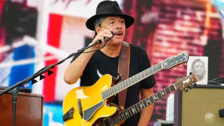 Carlos Santana a leşinat în timpul unui concert. Chitaristul s-a prăbuşit pe scenă