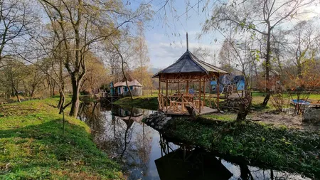 Tărâmul de poveste din inima Apusenilor. Satul de vacanţă Viewtopia, locul secret unde te poţi relaxa în concediu