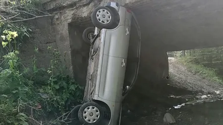 Accident teribil. Poliţiştii au fost şocaţi când au văzut poziţia maşinii şi cine era şoferul