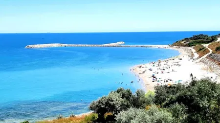 Plaja din România cu apa turcoaz. Turiştii sunt impresionaţi: 