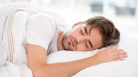 De ce nu e bine să dormim pe aceeaşi faţă de pernă două nopţi la rând. La ce riscuri suntem expuşi