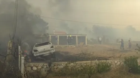 Incendiu de proporţii pe o insulă din Grecia. Turiştii şi localnicii, obligaţi să evacueze zona