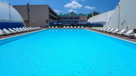 (P) Bucură-te de vară la piscina exterioară Premium Wellness Institute