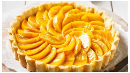 Tartă de piersici, desertul aromat de vară pe care e musai să-l încerci. Reţeta pas cu pas