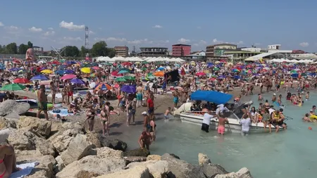 Sute de mii de români se înghesuie să ajungă pe litoral în minivacanţa de Sfânta Maria. Autostrada şi toate drumurile spre Constanţa sunt blocate. Ambuteiaje între staţiuni. Cât costă în acest weekend record o cazare pe litoral