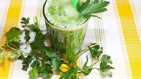Băutura care face minuni cu pierderea grăsimii de pe abdomen: Conține ingrediente ușor de găsit 