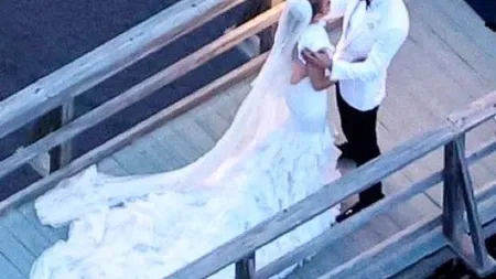 FOTO Jennifer Lopez și Ben Affleck, nuntă fastuoasă alături de familie şi prieteni. Cântăreaţa a strălucit în rochia de mireasă