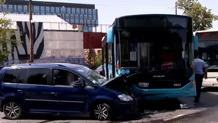 Accident cu un autobuz STB. Trei persoane au ajuns la spital, după ce un sofer ar fi trecut pe roșu