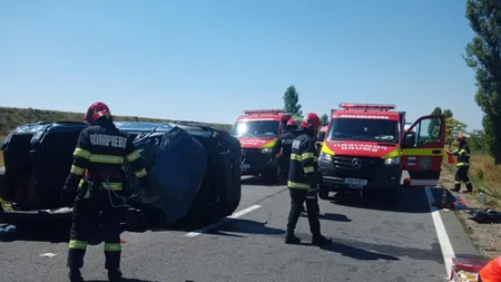 FOTO: Accident oribil pe DN. 3 morți, un copil în stare critică, după ce mașina s-a răsturnat. ISU a intervenit de urgență, cu elicopterul