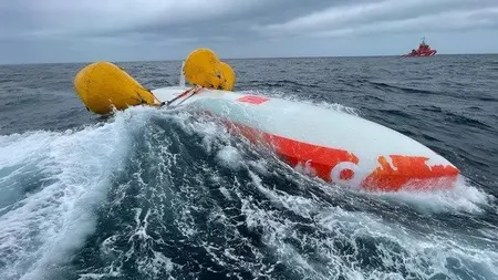 Supravieţuire miraculoasă. Prins captiv sub barca cu care s-a răsturnat în Atlantic, un francez a fost salvat după 16 ore, la capătul unei acţiuni incredibile