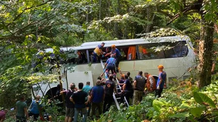 Autocar cu turişti, răsturnat în râpă după ce i-au cedat frânele. Cel puţin cinci persoane au murit