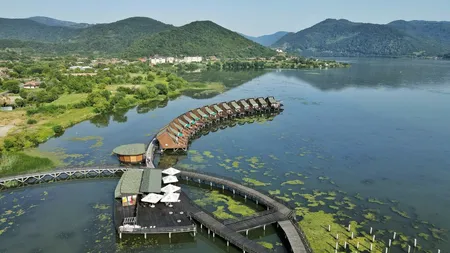Singurul sat lacustru din România. Staţiunea este construită pe modelul bungalourile înşiruite din Maldive