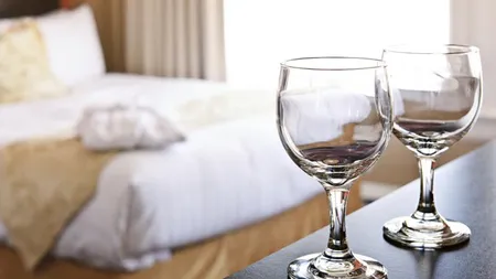 De ce nu ar trebui să bei niciodată din paharele aflate în camera de hotel