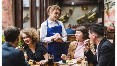 Trei lucruri pe care obişnuiesc să le facă ospătarii atunci când te servesc. Data viitoare vei fi mai atent atunci când ţi se va aduce mâncarea 