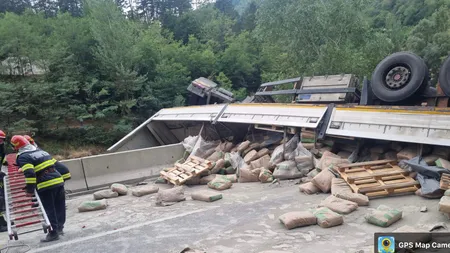 Trafic blocat pe Defileul Jiului după ce un TIR cu ciment s-a răsturnat