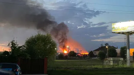 Incendiu violent marţi seară. Fumul şi flăcările se văd de la 10 km VIDEO