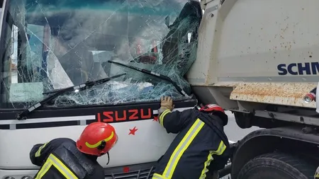 Autocar în care se aflau 17 copii, implicat într-un accident rutier. Două persoane sunt rănite după o ciocnire cu o autobasculantă