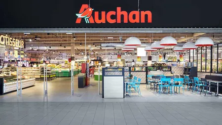 Amenzi de 750.000 lei de la ANPC pentru 50 de magazine Auchan. Vindeau produse expirate, fructe şi legume cu mucegai, aveau rafturi murdare