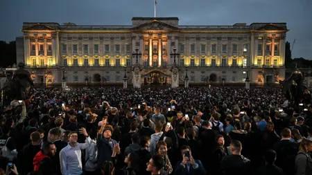 Zeci de mii de britanici vin în pelerinaj la Palatul Buckingham și plâng la gard! Imagini impresionante cu mulțimea îndurerată! 