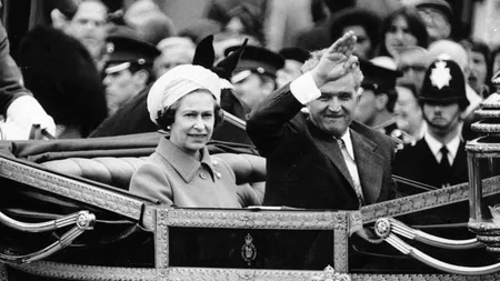 Peripeţiile Reginei Elisabeta a II-a în timpul vizitei soţilor Ceauşescu la Londra. Regina a fost nevoită să se ascundă în tufişuri pentru a-i evita şi a avertizat paza Palatului Buckingham să ascudă obiectele de valoare din camera cuplului prezidenţial al României GALERIE FOTO+VIDEO