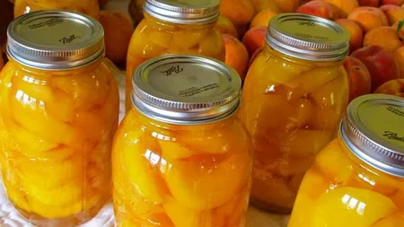 Cum să prepari compotul de piersici. Reţeta desertului de toamnă preferat al românilor