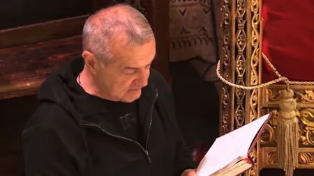 Gigi Becali cântă și recită din Evanghelie în strana bisericii. 